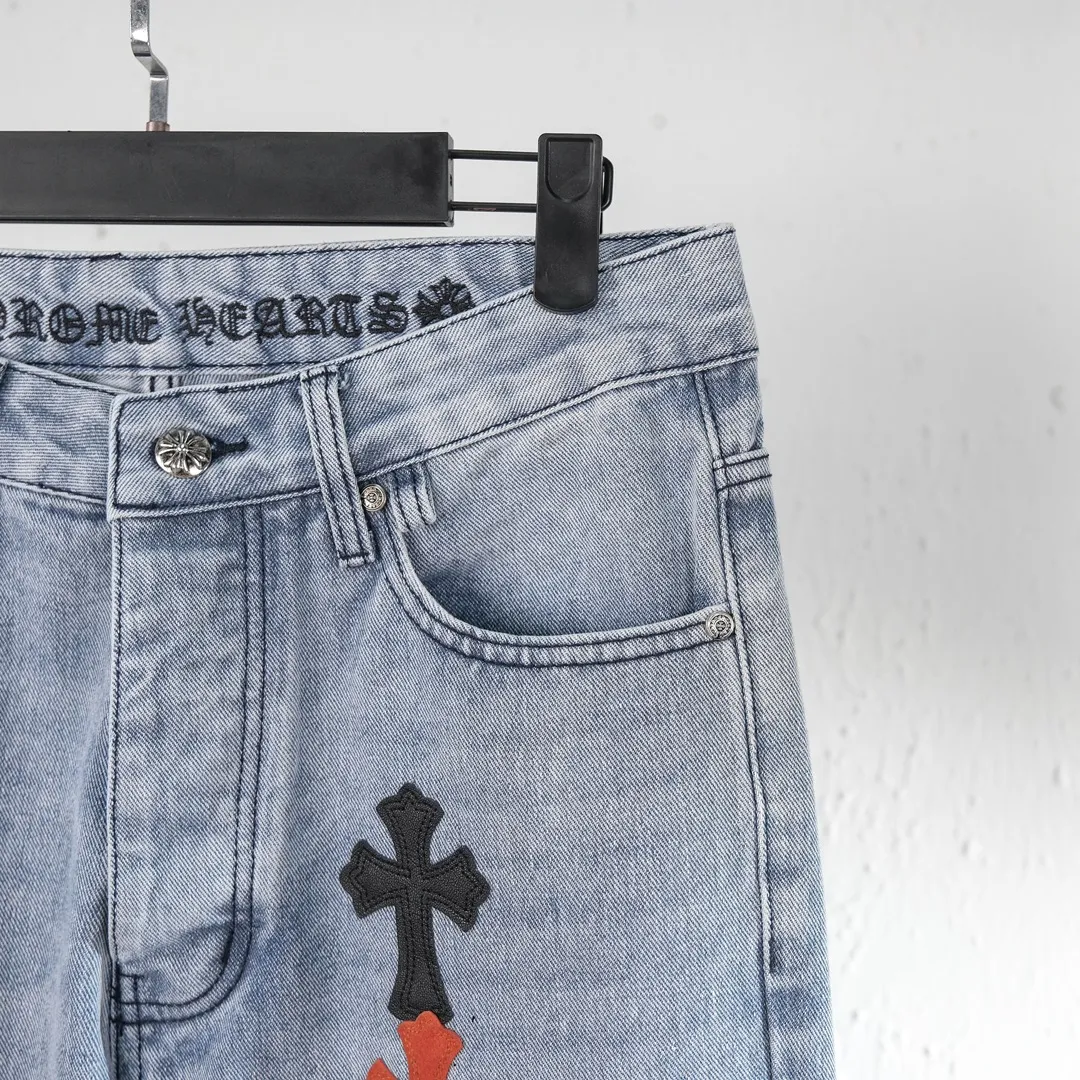 P290 (top version) Chrome hearts new city-limited flame blue jeans Chrome hearts city-limited jeans Hardware customization Original development vintage levis American-made 501 black and gray base version Levi's American-made 501 base version Imported sheepskin 925 silver remake [Top heavy industry fashion design] Consistently high-street luxury style. Speaking of this style, the Zangyin family and GU family are definitely the leading representative brands. Especially the Zangyin family has really achieved a state-of-the-art effect in creating high-street style. The unique washed material is used to create this style. The color system is already quite eye-catching. After it is decorated with patchwork cross flowers, it cleverly highlights the charm of the brand. Secondly, this style uses classic The high-waist cutting design highlights the long legs and fashionable temperament of the upper body. The brand is highly recognizable and the slim fit configuration is more suitable for daily wear. It is a product that interprets personality, fashion, and specifications at a glance. This single product is enough to make any fan excited. It can be a white T-shirt for a youthful college style, or a tight suspender for a royal style. It has strong matching ability and can be easily controlled by men.  [Materials and craftsmanship] Needless to say, this point goes without saying. As an excellent craftsman brand, Zangyin’s requirements for details and craftsmanship are really perfect. The washed color of this model has gone through so many processes, not to mention the embellishment of denim appliques. It is also purely hand-made and sewn. Just like what they believe in, only hand-made things have soul and have the meaning of wear. A top-notch heavy-duty fashionable denim item, I look forward to your perfect interpretation! !  Color: Blue Size: S M L XL